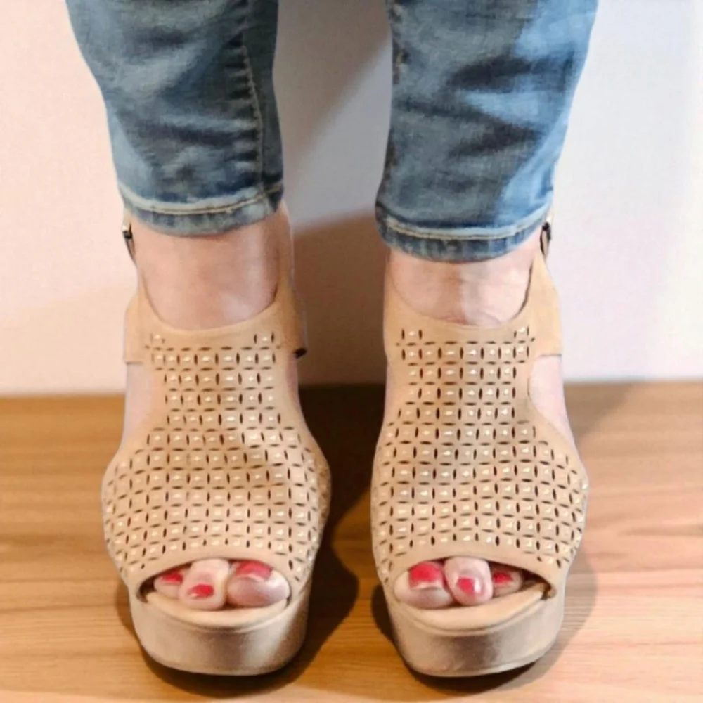 CHINESE LAUNDRY Women's Studded Wedge Sandals Size 7.5 M